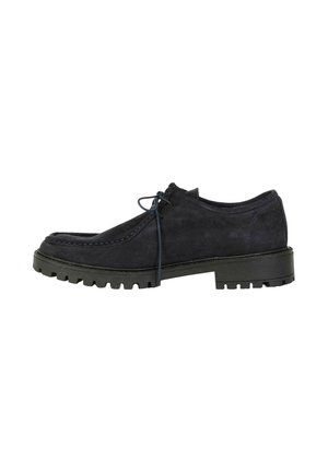 Scarpa in suede nero con punta tondeggiante, cuciture blu a contrasto, lacci piatti e suola in gomma spessa con un motivo texturizzato.