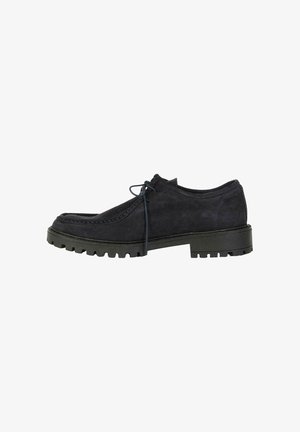 Scarpa in suede nero con punta tondeggiante, cuciture blu a contrasto, lacci piatti e suola in gomma spessa con un motivo texturizzato.