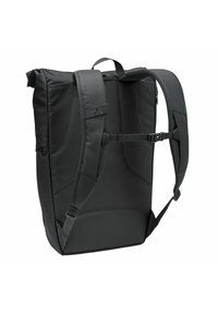 Mochila negra con un diseño estructurado, que cuenta con correas acolchadas, hebillas ajustables y una tela suave y texturizada.