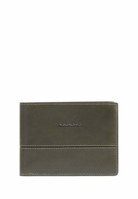Cartera de cuero verde con textura suave, que presenta una línea de costura, el logo de Piquadro y un diseño de plegado en dos para tarjetas y efectivo.