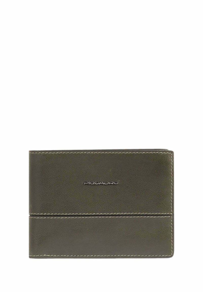 Cartera de cuero verde con textura suave, que presenta una línea de costura, el logo de Piquadro y un diseño de plegado en dos para tarjetas y efectivo.
