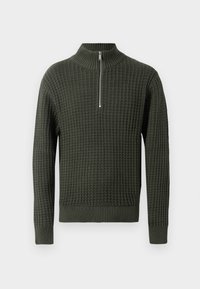 Pulover verde tricotat, cu guler înalt și închidere cu jumătate de fermoar. Prezintă un model texturat și manșete și tiv cu nervuri.