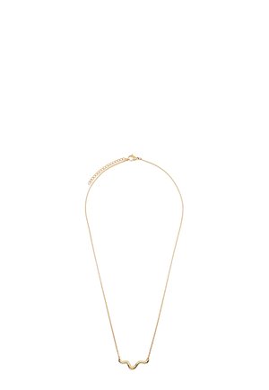 Collier délicat en chaîne d’or avec un petit pendentif en forme de vague et un fermoir réglable sur fond blanc.