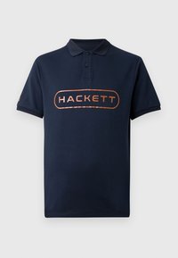 Sötétkék, pamut póló, galléros nyakkal, rövid ujjakkal, melynek elején egy feltűnő narancssárga "HACKETT" logó található.