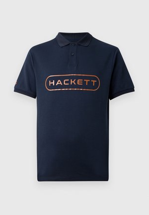 Polo shirt bleu marine en coton, avec un col, des manches courtes et un logo « HACKETT » orange bien en vue sur le devant.