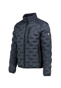 Marineblaue gesteppte Jacke mit hohem Kragen, Frontreißverschluss, Reißverschlusstasche auf der Brust und seitlichen Taschen sowie einem Logo-Patch am oberen Ärmel.