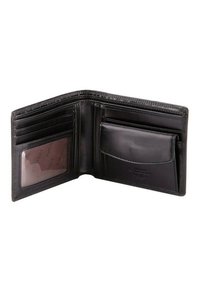 Billetera de cuero negra con múltiples ranuras para tarjetas, una ventana transparente para identificación y un bolsillo. Textura suave con bordes cosidos, diseño plegable.