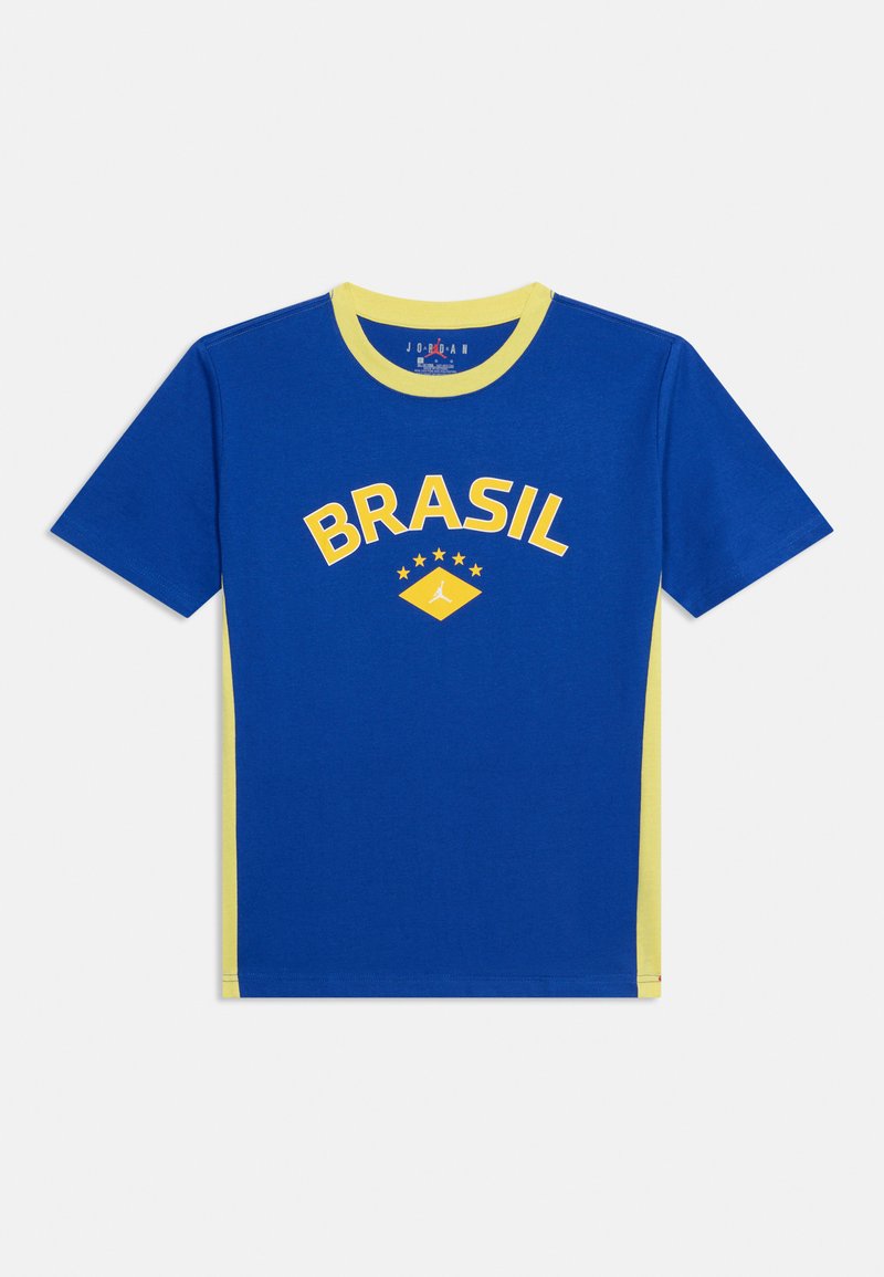 T-shirt bleu à manches courtes avec col et panneaux latéraux jaunes, avec le texte "BRASIL" et cinq étoiles au-dessus d'un losange jaune avec un petit logo.