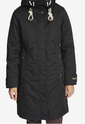 Schwarzer knielanger Wintermantel mit Kapuze, weißen Kordeln mit Perlen, Fronttaschen und Knopfverschlüssen, getragen von einer stehenden Person.