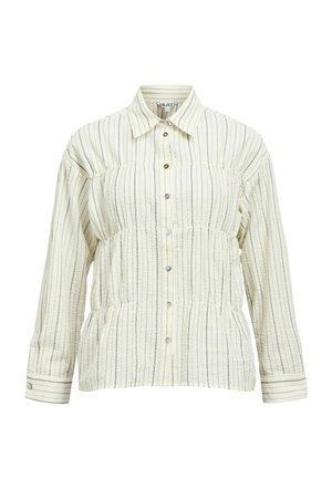 Blusa cremosa de manga larga con finas rayas grises verticales, cierre de botones en el frente, cintura fruncida y cuello con solapa.