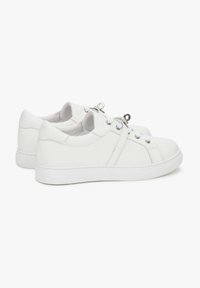 Witte leren sneakers met een gladde afwerking, ronde neus en contrasterende zilverkleurige veterogen. Voorzien van een gewatteerde kraag en een lage rubberen zool.