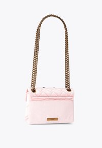 Różowa pikowana torebka na ramię z złotym łańcuchem, z gładką fakturą i metalową płytką z logo z przodu. Kompaktowy prostokątny kształt.