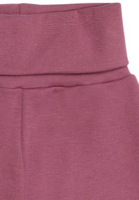 Burgunderfarbener Baumwollstoff mit einem breiten, gerippten Bund und glatter Oberfläche; flache Nähte an den Seiten sichtbar.