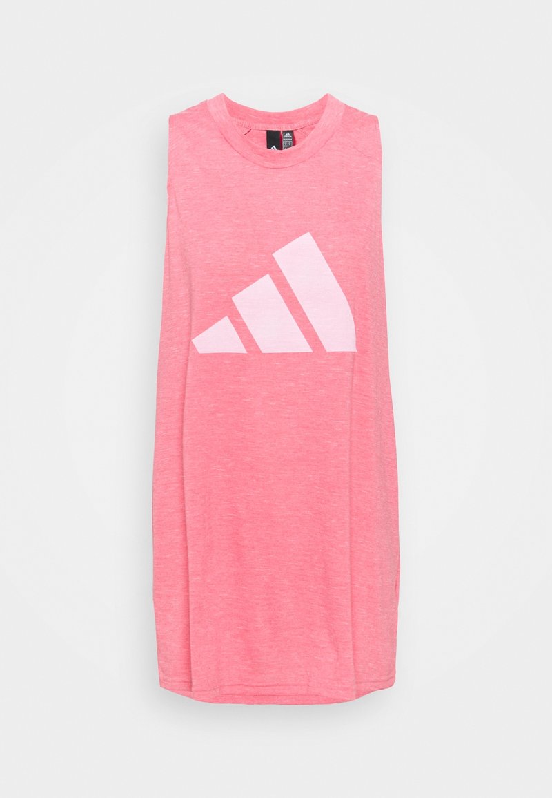 Robe de sport rose sans manches avec un logo géométrique rose clair sur le devant, présentée sur un fond clair uni.