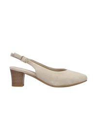 Chaussure slingback en daim beige avec un petit talon bloc empilé, une bride réglable avec boucle dorée, un bout pointu et une semelle marron clair.