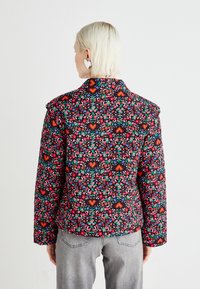 Pieces PCSAROLINE SHORT JACKET - Lengva striukė - black