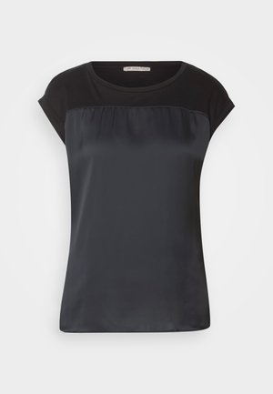 Top preto de mangas curtas com um painel frontal de efeito cetim e um tecido mate em contraste nos ombros. Textura suave com um corte solto.