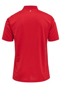 Rode polo shirt met een klassieke kraag, korte mouwen en een gladde textuur. Klein 'XK' logo is zichtbaar op de bovenrug.