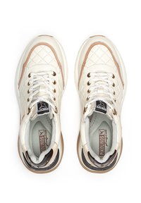 Baskets en cuir matelassé blanches avec des accents beiges et des finitions dorées. Design à lacets avec un col rembourré et une semelle en caoutchouc texturé.