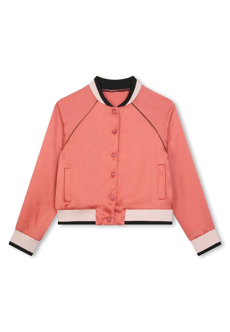 Veste bomber en satin rose avec un col noir côtelé, fermeture à boutons sur le devant, poches latérales et poignets contrastés. Texture lisse, design cropped.