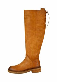 Botte en cuir beige montante avec un bout arrondi, texture lisse et détail de lacets le long du fût extérieur. Semelle en bois plate.