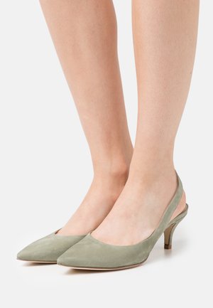 Groene suède slingback hakken met een puntige neus, met een subtiele textuur en een lage kittenheel.