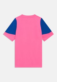 Trumpomis rankovėmis marškinėliai su ryškiai rožiniu kūnu ir karališkai mėlynomis viršutinėmis rankovių dalimis, išdėstyti plokščiai, rodant nugarinę pusę ant balto fono.