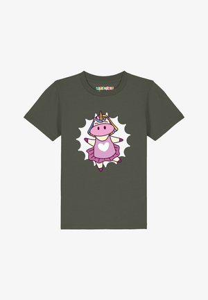 Donkergroen kinder-T-shirt met een cartoon eenhoorn die een roze jurk draagt met een wit hart in het midden.