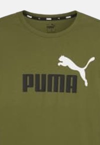 Camiseta de color verde oliva hecha de algodón, con un logo blanco de Puma y texto negro en el frontal. Cuello redondo con detalles internos en contraste.