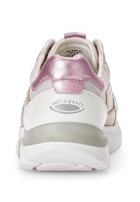 Witte en roze sneaker met een metallic roze hiel tab, gestructureerde bovenkant en licht gevoerd kraag, met een rubberen zool en logo detail.