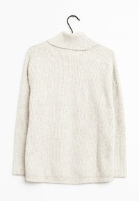 Pull en tricot côtelé de couleur écru, à manches longues et col roulé, suspendu sur un cintre noir sur fond blanc.