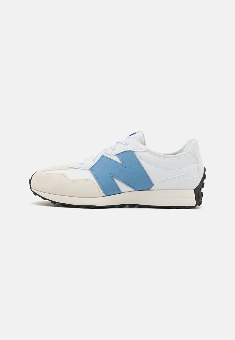 Baskets blanches et bleues avec un bout en suède, une tige en cuir et une semelle extérieure noire texturée. Présente un grand logo "N" bleu sur le côté.