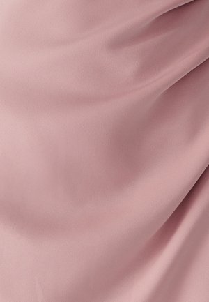 Hele roosa kangas, millel on sile mati tekstuur ja peened langevad voldid. Pinna välimus on pehme ja ühteiline, ilma nähtavate mustriteta.