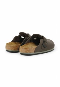 Scarpe slip-on marroni con soletta in sughero, parte superiore in pelle liscia, cinturino regolabile e accessori neri. Suola piatta in gomma per una migliore aderenza.