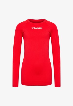 Rode lange mouwen sportshirt gemaakt van een gestructureerde stof. Heeft een ronde hals en het "hummel" logo op de borst.