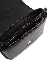 Borsa a tracolla in pelle nera con superficie testurizzata, dotata di zip dorata e chiusura a scatto metallica. L'interno è foderato e spazioso.