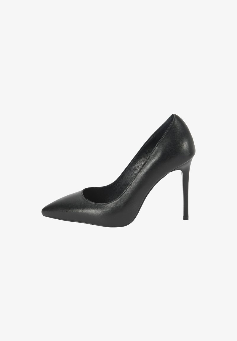 Escarpin noir en cuir avec un talon aiguille et un bout pointu, texture lisse et design épuré. Pas de motifs ni de pièces métalliques visibles.