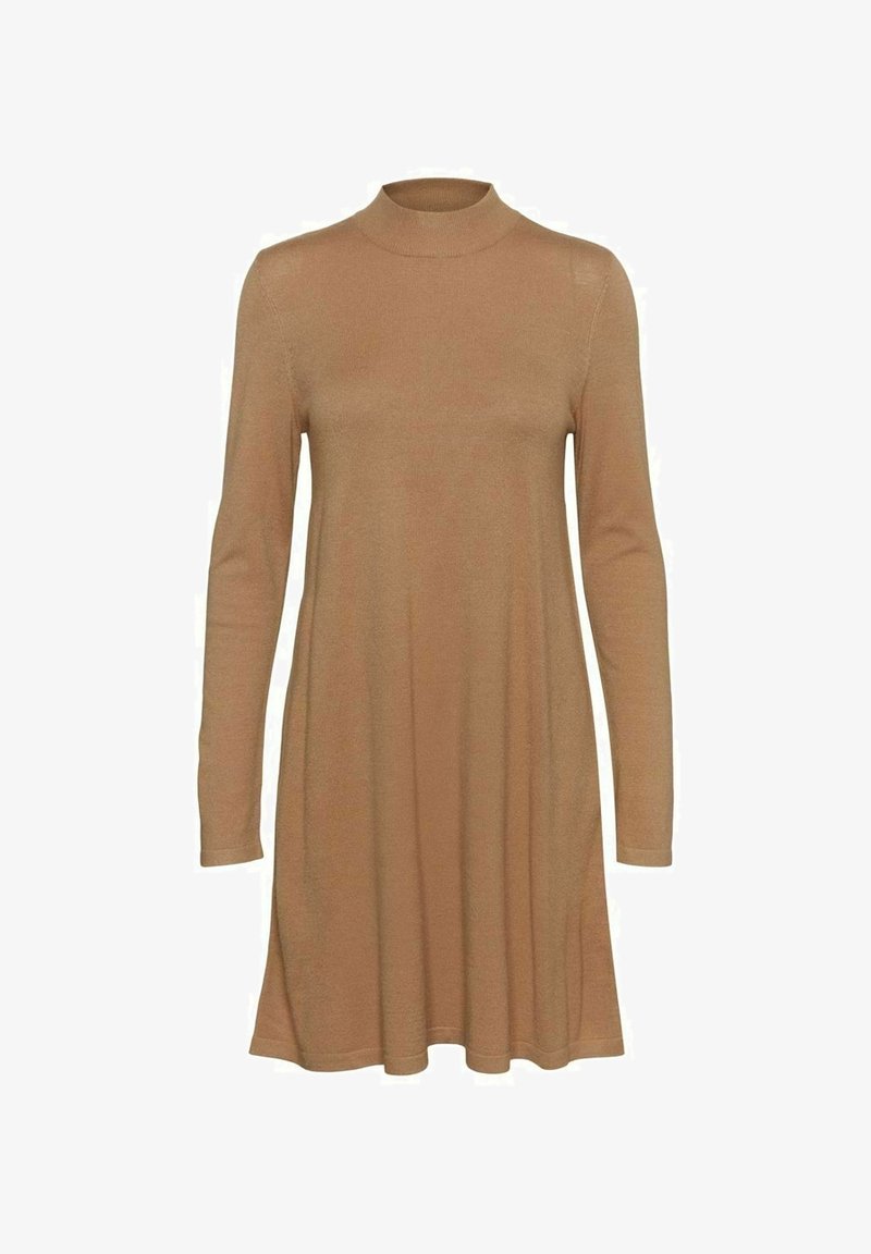 Robe en maille camel à manches longues avec un col montant et un ourlet évasé, présentée sur un fond blanc.