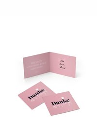 Roosa tervituskart, millel on must tekst. Avatud kaart näitab käsitsi kirjutatud ridu ja sõnumit "Danke" koos valge südame graafikaga esiküljel.