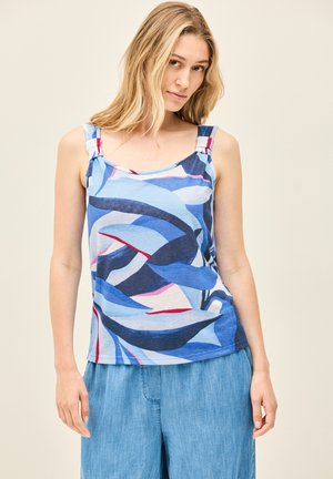Top in tessuto blu con motivo, caratterizzato da disegni astratti fluidi nei toni di blu, bianco e rosso; con spalline larghe e una vestibilità comoda.