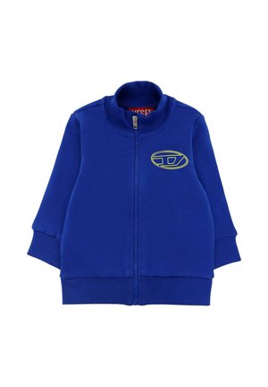 Giacca a zip blu realizzata in materiale morbido. Presenta un colletto alto, polsini a costine e un dettaglio del logo in giallo neon sul davanti.