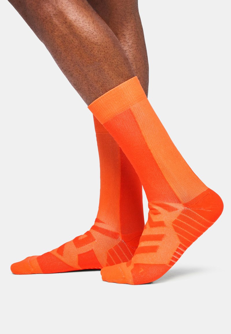 On PERFORMANCE HIGH - SPORTS SOCKS - Calze sportive - flame   spice