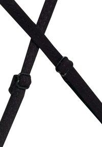 Zwarte stofriemen kruisen elkaar onder een hoek, met een vlakke textuur en plastic bevestigingsmiddelen voor verstelbare pasvormen.
