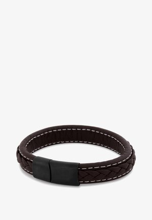 Brunt fletet læderarmbånd med en glat sort metal spænde og hvid syning langs kanterne. Rund form, tekstureret overflade.