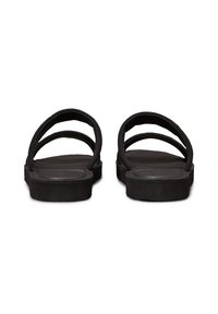 Schwarze Sandalen mit flacher Sohle, zwei breiten, horizontalen Riemen und glatter Textur, die einen offenen Rücken und ein minimalistisches Design bieten.