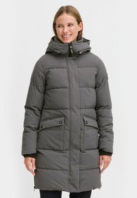 Grå pufferjakke med hette, quiltet design, frontglidelås og knappelukking. Har to sidelommer med klaff.