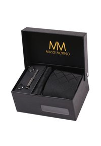 Schwarze Geschenkbox mit einer strukturierten schwarzen Krawatte, passenden Manschettenknöpfen und einem silbernen Krawattenclip, mit goldenem Logo "MASSI MORINO" auf dem Deckel.