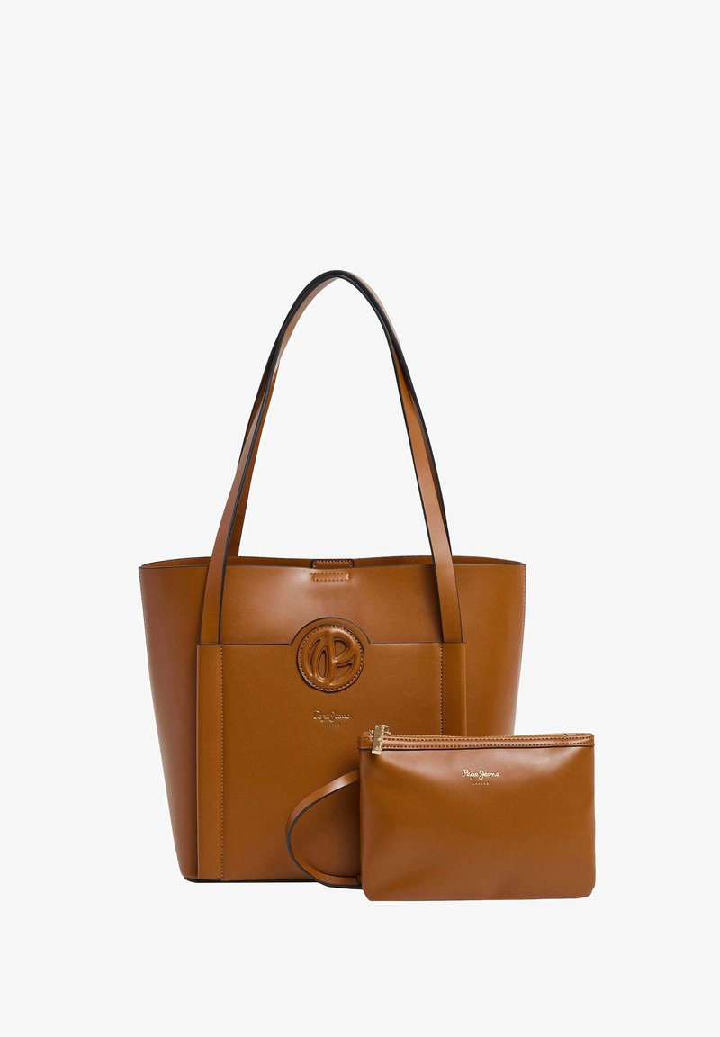 Bolsa tote de couro castanho com um logótipo em relevo, formato retangular e alças duplas; inclui uma bolsa com zíper a condizer. Textura suave.