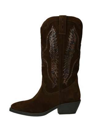 Bruine suède cowboylaars met bruine slangenpatroonaccenten en een lichtpuntige neus, voorzien van een lage blokhak en decoratieve stiksels.