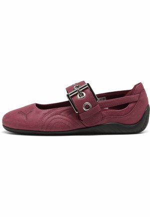 Flad mauve Mary Jane-sko med stor sølvspænde og sort sål, med subtile broderede bølgemønstre og en lille Puma-logo nær tåen.